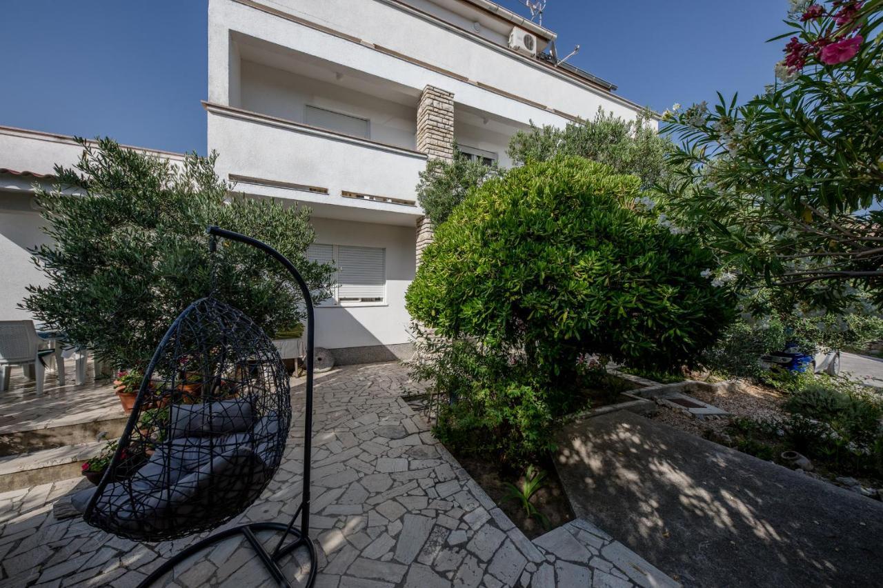 Apartments Mladenka In Banjol Exterior foto
