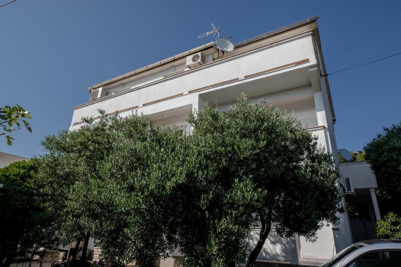 Apartments Mladenka In Banjol Exterior foto